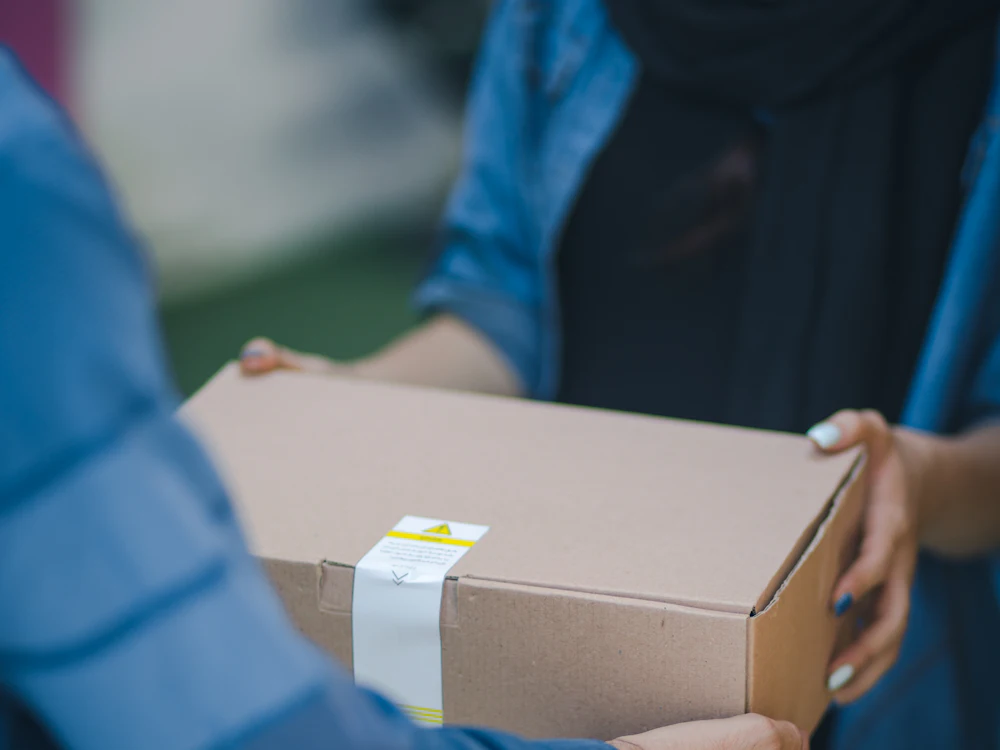 Üzerinde yazı olmayan sade kargo kolisi teslim ediliyor